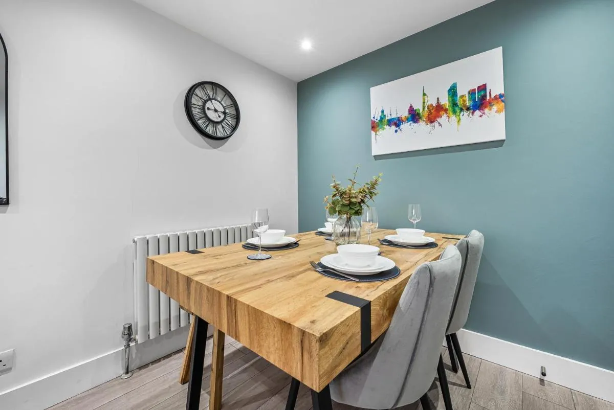 Image 4 of 2-BR Stunning Spacious Apt, Central Portsmouth, Parking – Sleeps 4 by Blue Puffin Stays