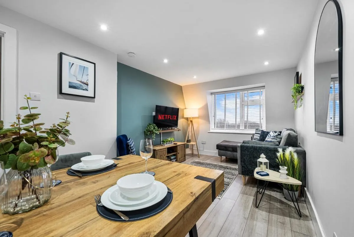 Image 2 of 2-BR Stunning Spacious Apt, Central Portsmouth, Parking – Sleeps 4 by Blue Puffin Stays