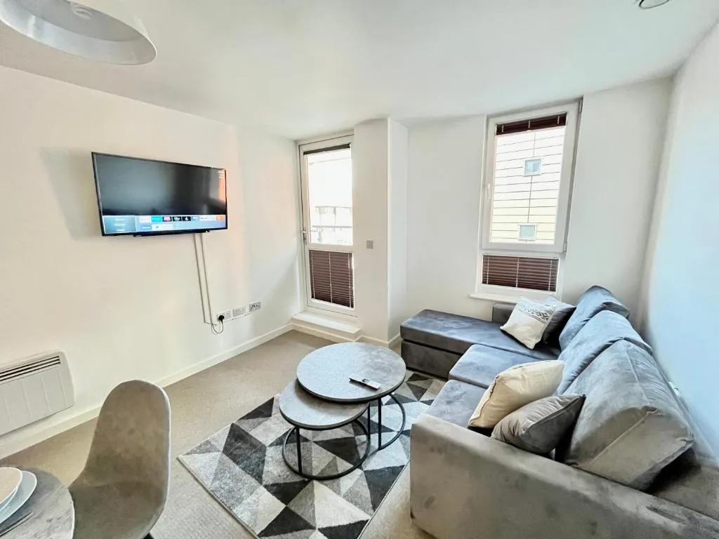 Image of 2 Bedroom, 2 Bathroom Modern Apartment close to Ocean Village, Free parking, Single or Double beds