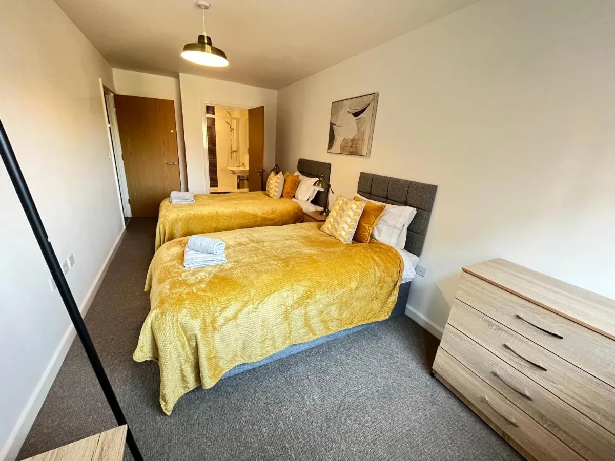 Image 5 of 2 Bedroom, 2 Bathroom Modern Apartment close to Ocean Village, Free parking, Single or Double beds