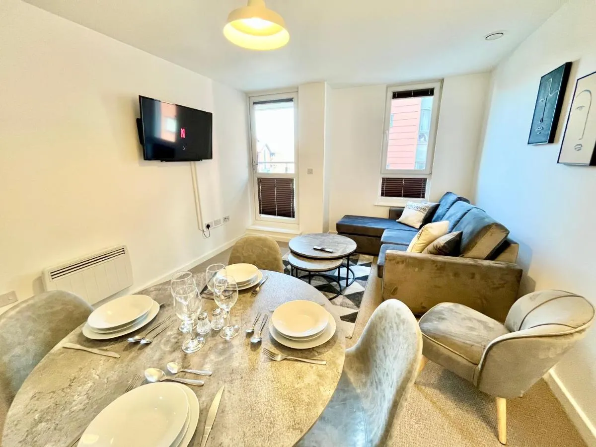 Image 4 of 2 Bedroom, 2 Bathroom Modern Apartment close to Ocean Village, Free parking, Single or Double beds