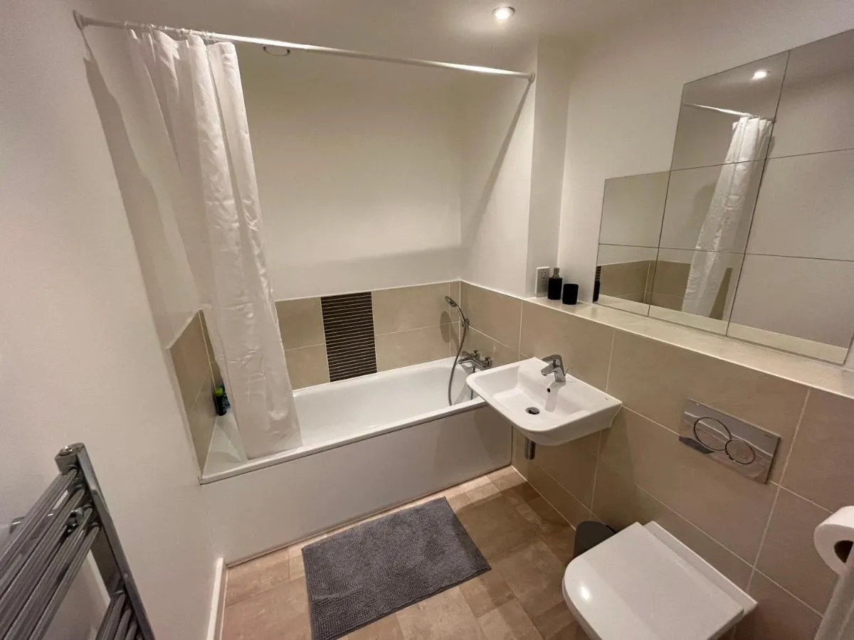 Image 2 of 2 Bedroom, 2 Bathroom Modern Apartment close to Ocean Village, Free parking, Single or Double beds