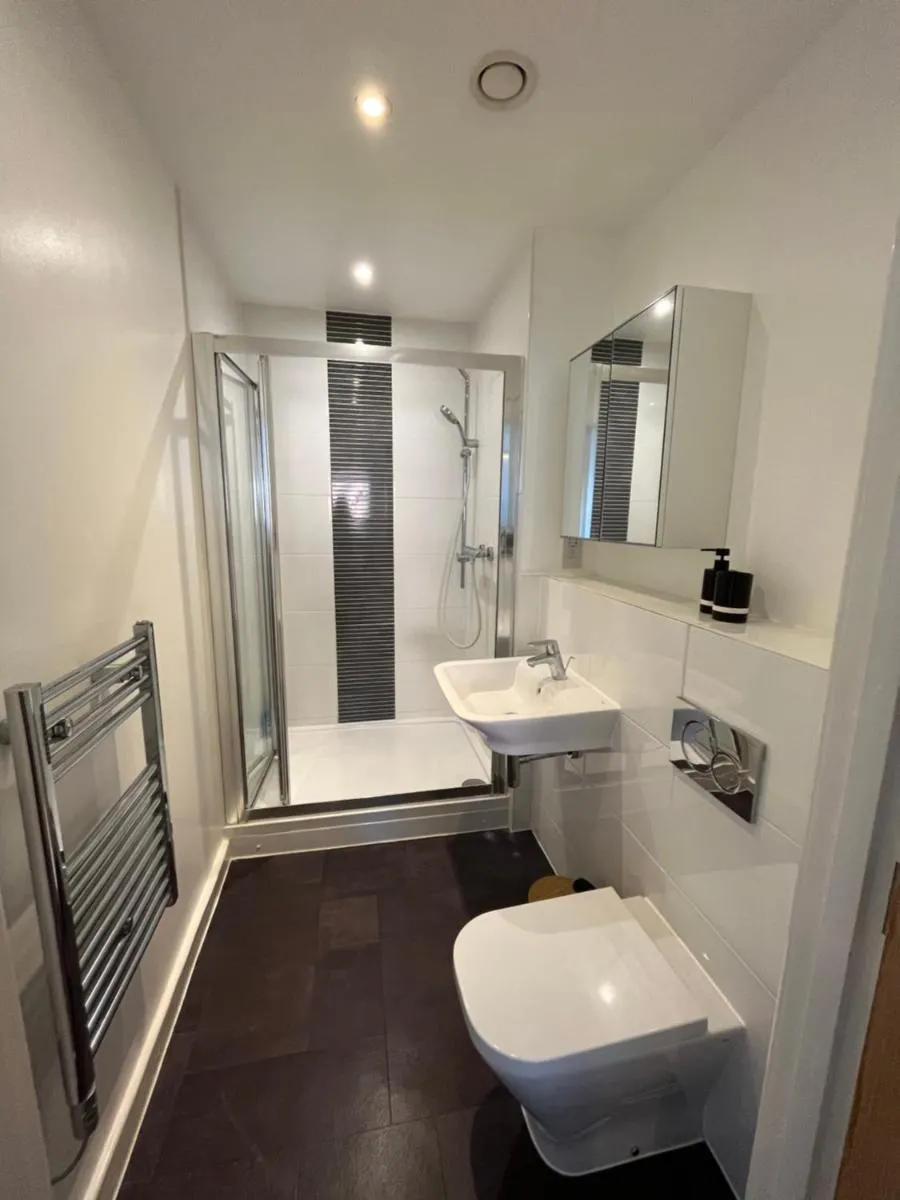 Image 6 of 2 Bedroom, 2 Bathroom Modern Apartment close to Ocean Village, Free parking, Single or Double beds