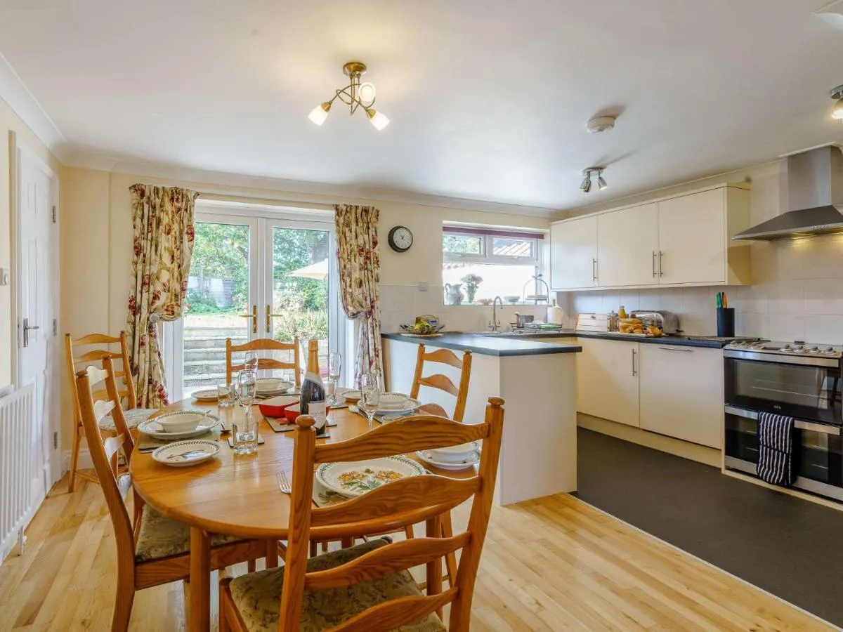 Image 3 of 2 bed in Totland Bay IC003