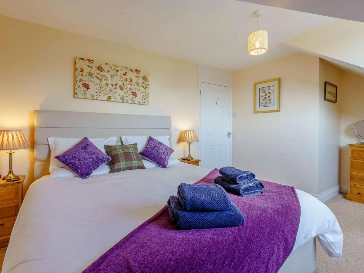 Image 6 of 2 bed in Totland Bay IC003