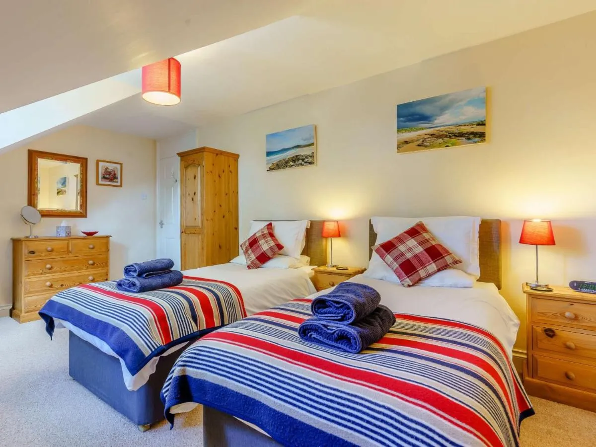 Image 1 of 2 bed in Totland Bay IC003