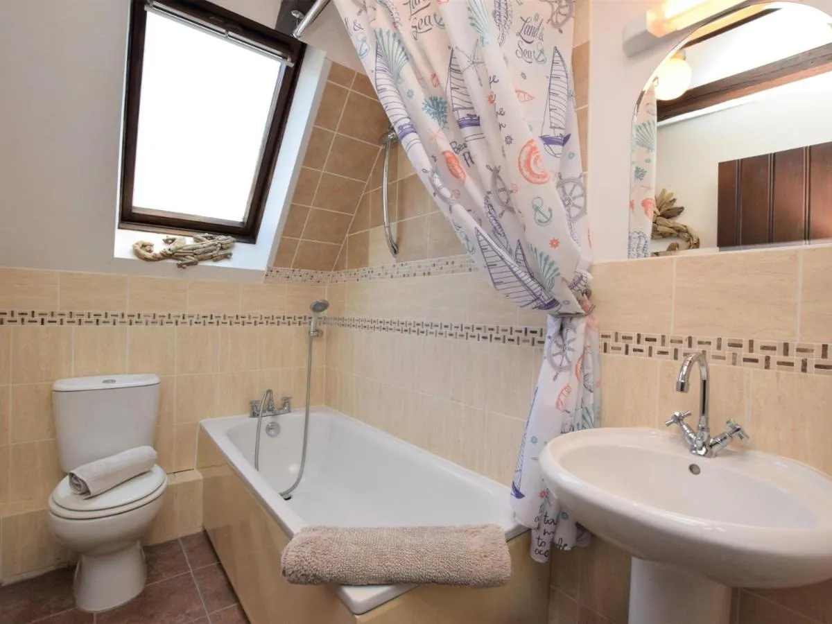 Image 2 of 2 bed property in Shanklin Isle of Wight IC059