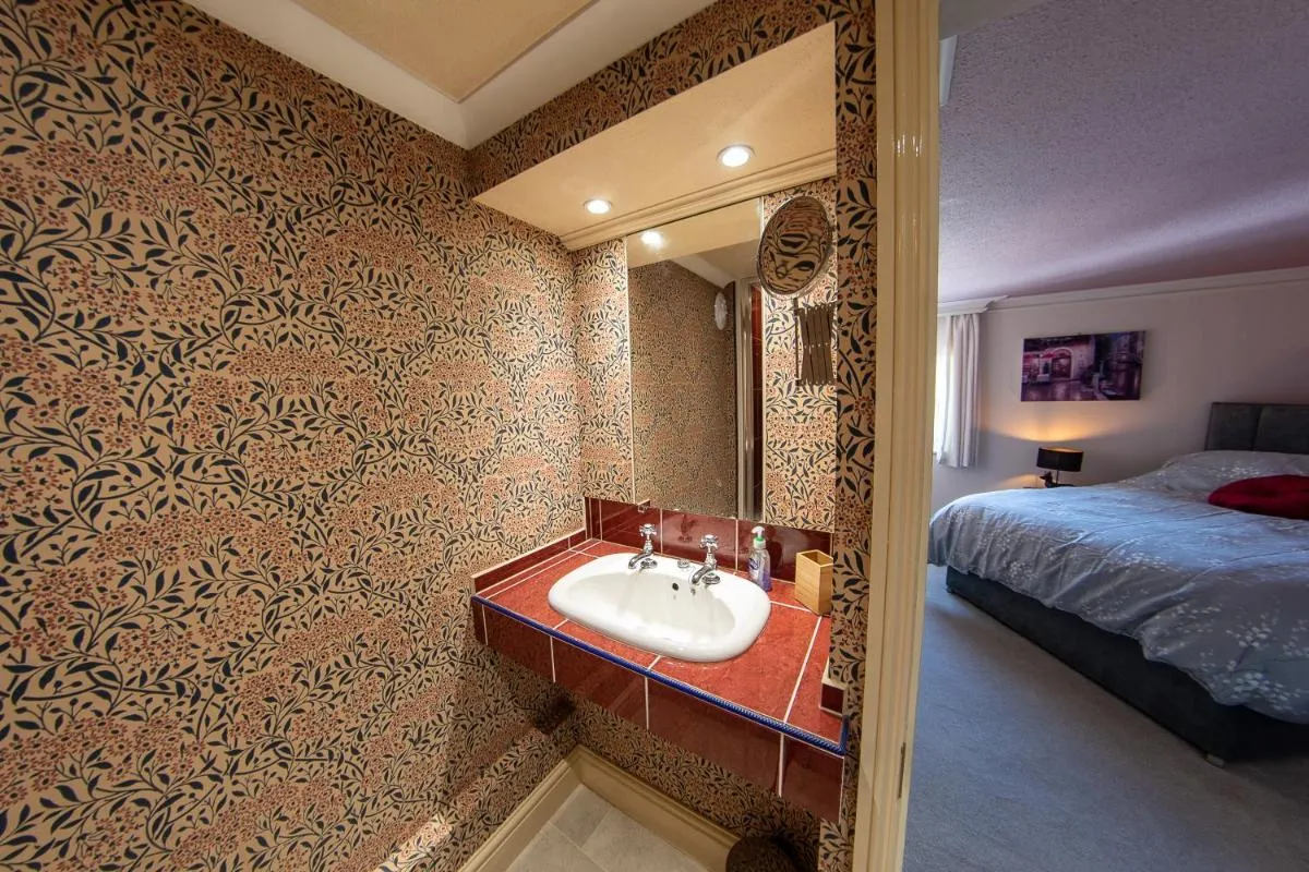 Image 6 of 3, The Dolphin, 49 Quay Street – Stunning apartment – Quintessential – Quay views – Sleeps 2-4 people