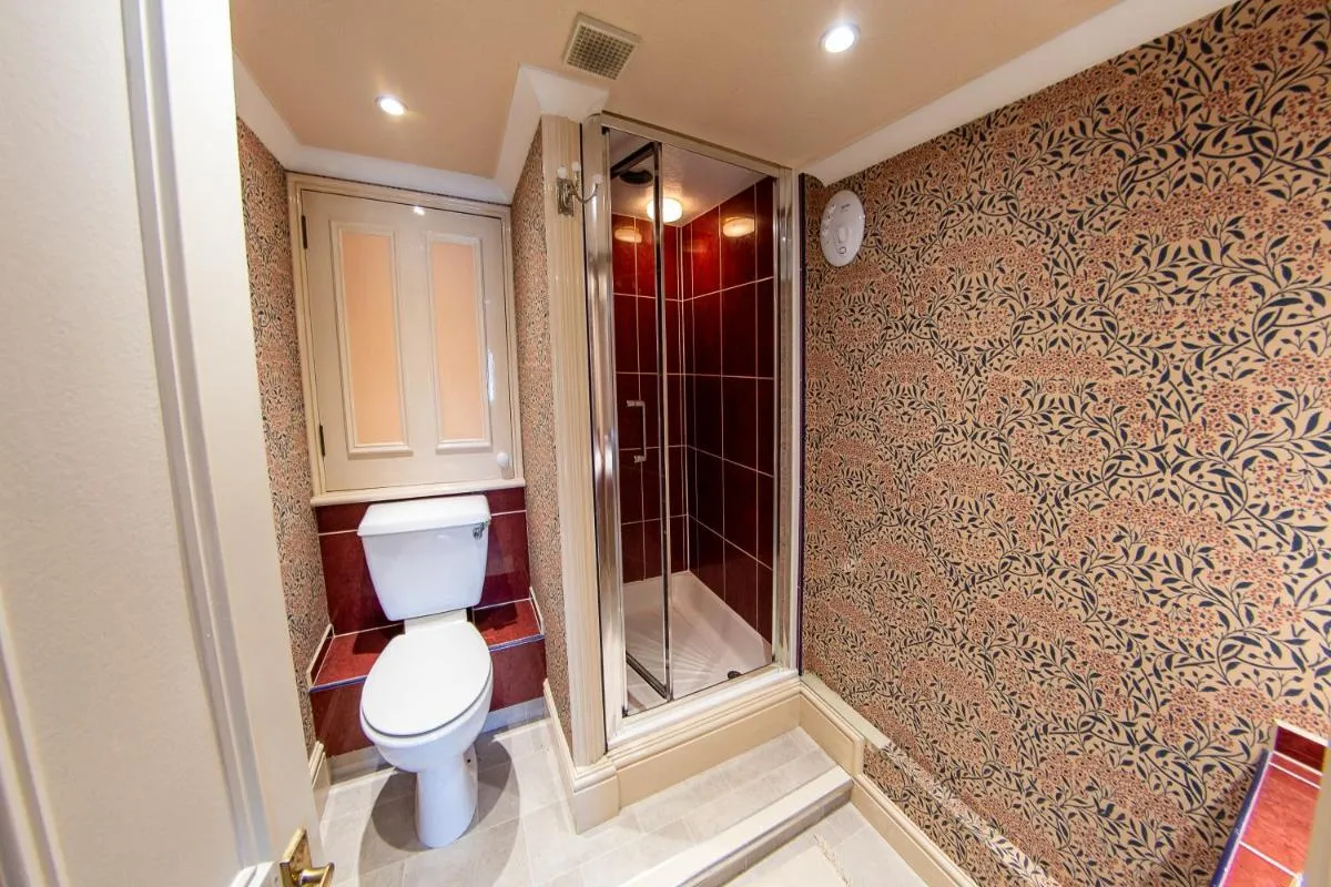 Image 2 of 3, The Dolphin, 49 Quay Street – Stunning apartment – Quintessential – Quay views – Sleeps 2-4 people