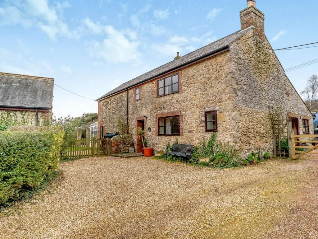 Image of 3 bed in Carisbrooke IC037