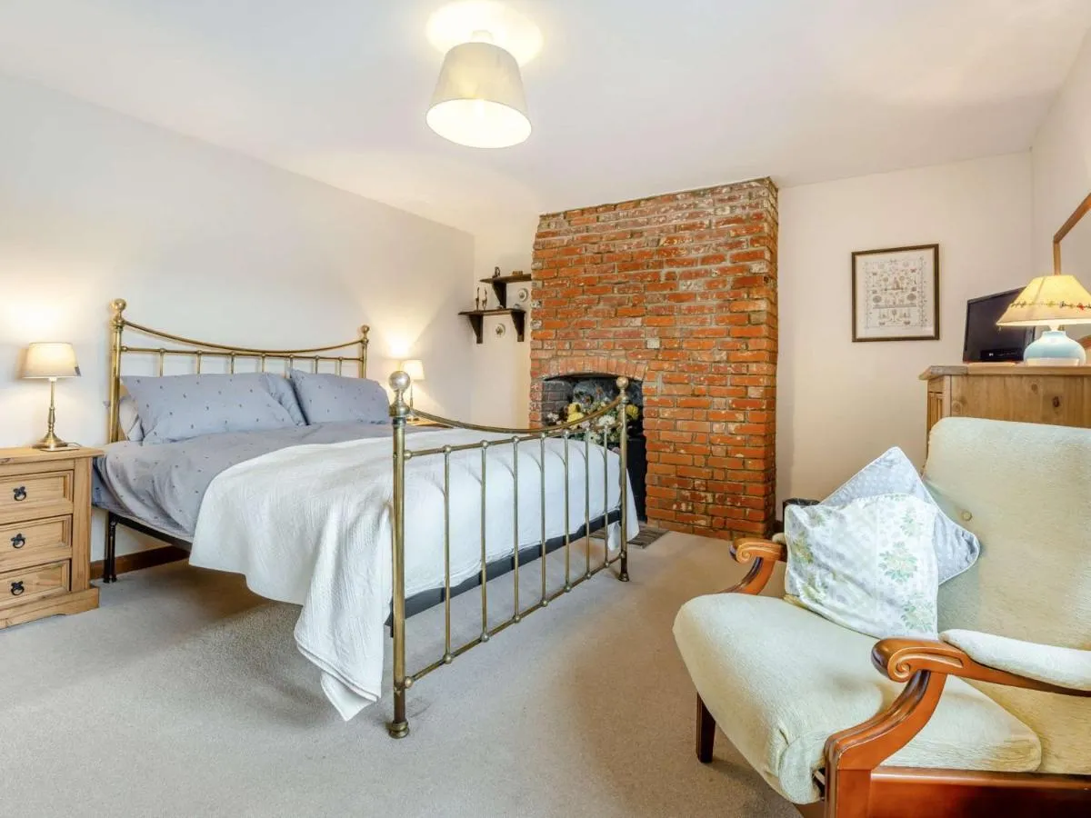 Image 1 of 3 bed in Carisbrooke IC037