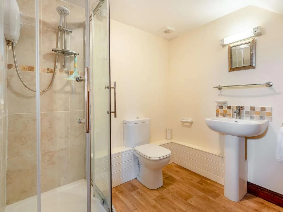 Image 2 of 3 bed in Carisbrooke IC037