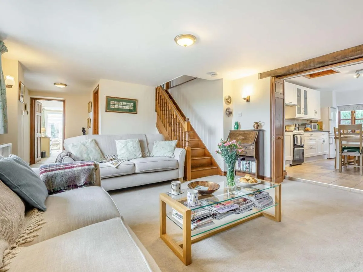 Image 3 of 3 bed in Carisbrooke IC037