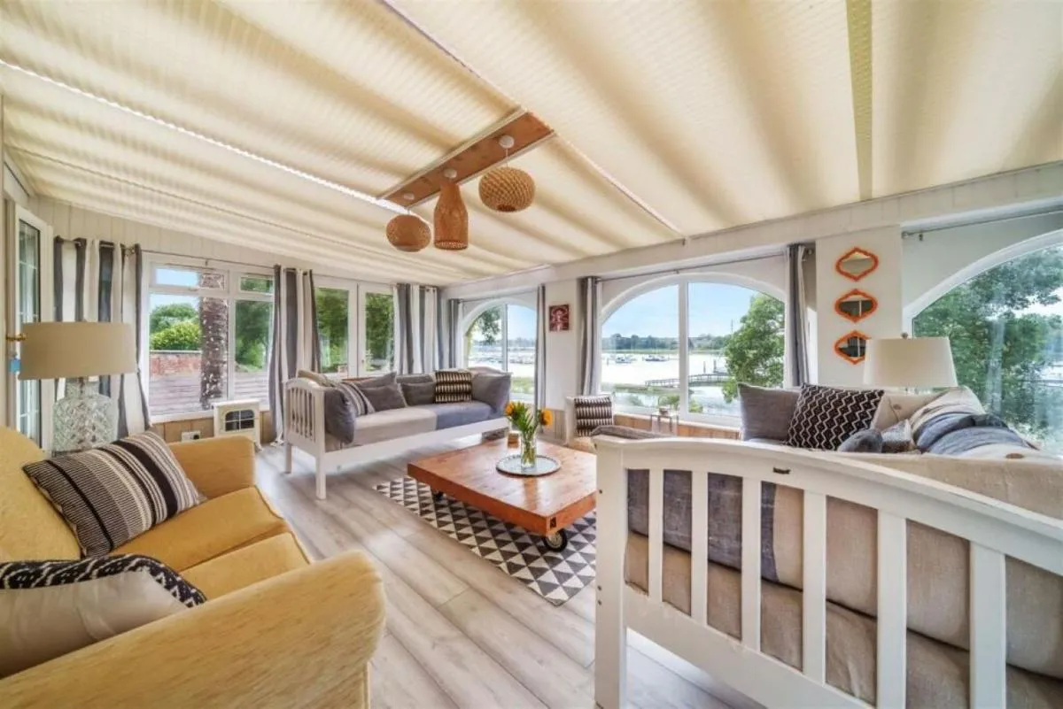 Image 3 of 5 Bed Luxury Villa Stunning Waterside Escape with Pool – Sleeps 12, Private Parking & Jetty! River Hamble – By Blue Puffin Stays