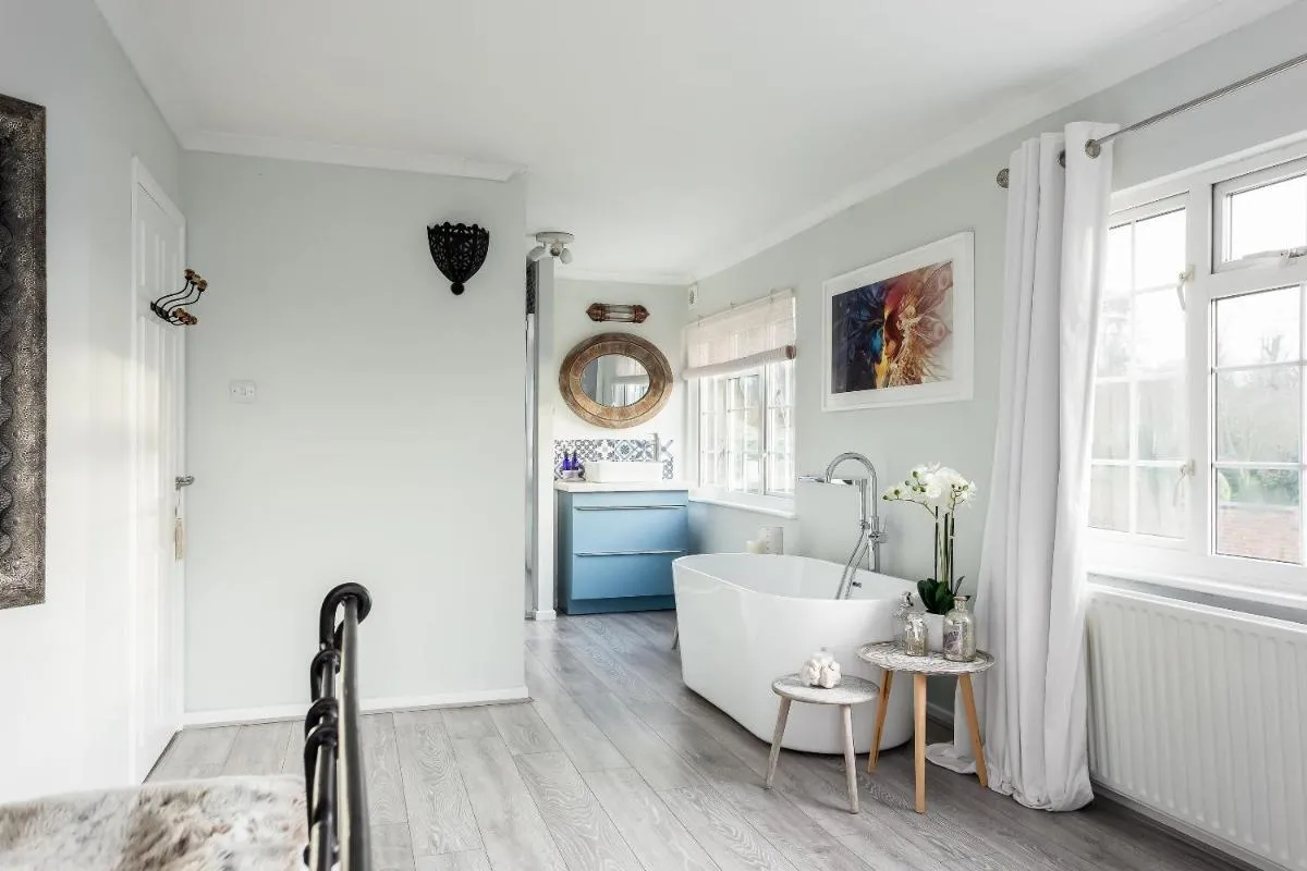 Image 1 of 5 Bed Luxury Villa Stunning Waterside Escape with Pool – Sleeps 12, Private Parking & Jetty! River Hamble – By Blue Puffin Stays