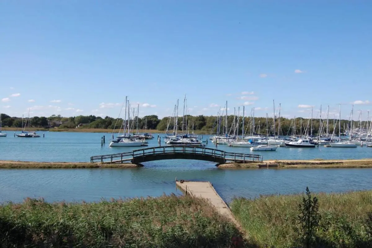 Image 6 of 5 Bed Luxury Villa Stunning Waterside Escape with Pool – Sleeps 12, Private Parking & Jetty! River Hamble – By Blue Puffin Stays