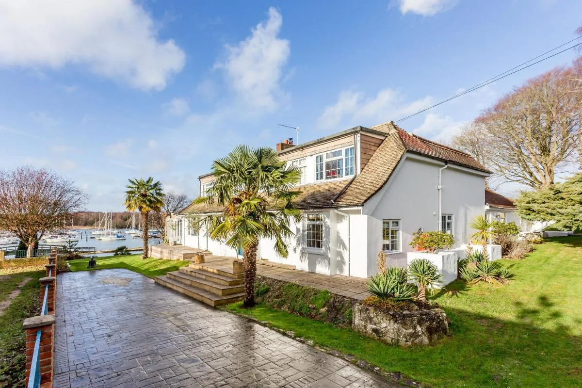 Image 2 of 5 Bed Luxury Villa Stunning Waterside Escape with Pool – Sleeps 12, Private Parking & Jetty! River Hamble – By Blue Puffin Stays