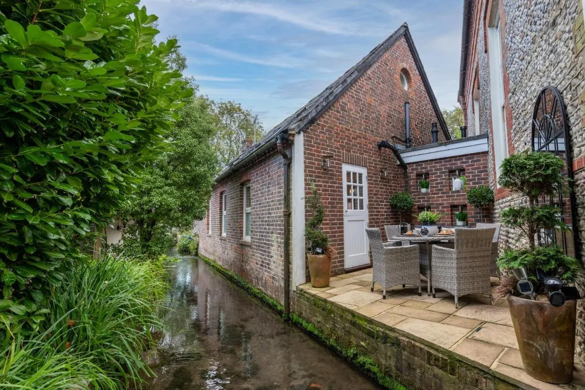 Image of 5-STAR LUXURY on MILLSTREAM near SEA, OLD BOSHAM