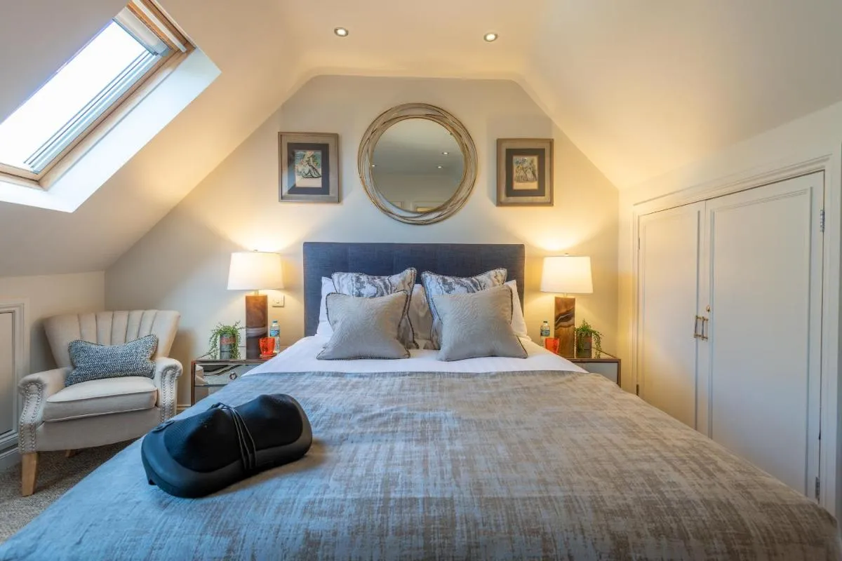 Image 1 of 5-STAR LUXURY on MILLSTREAM near SEA, OLD BOSHAM
