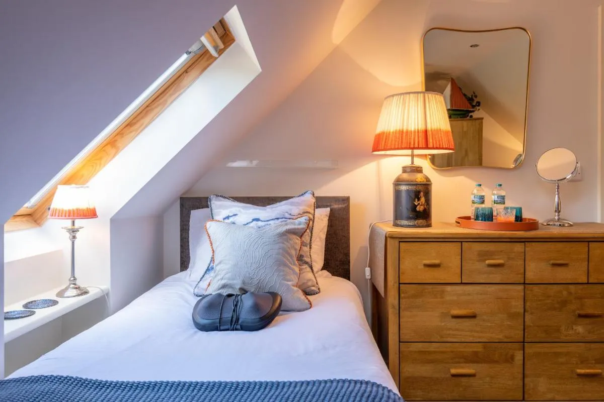 Image 6 of 5-STAR LUXURY on MILLSTREAM near SEA, OLD BOSHAM
