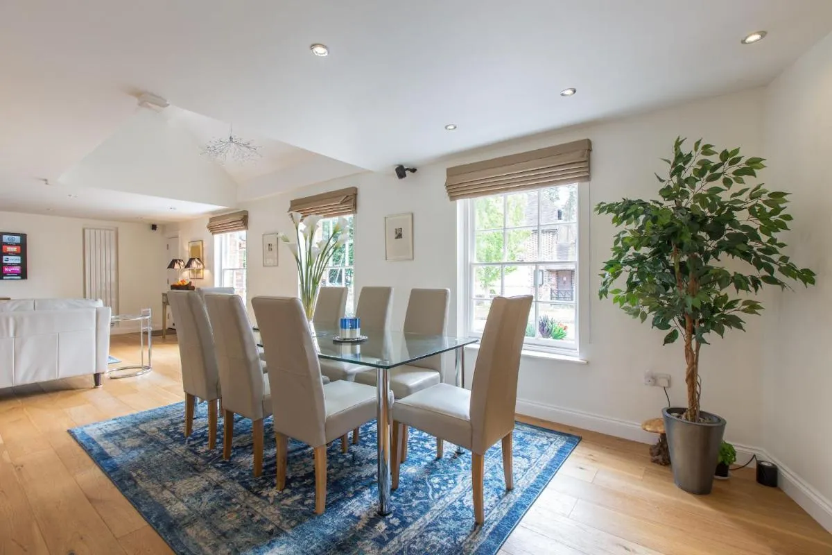 Image 2 of 5-STAR LUXURY on MILLSTREAM near SEA, OLD BOSHAM