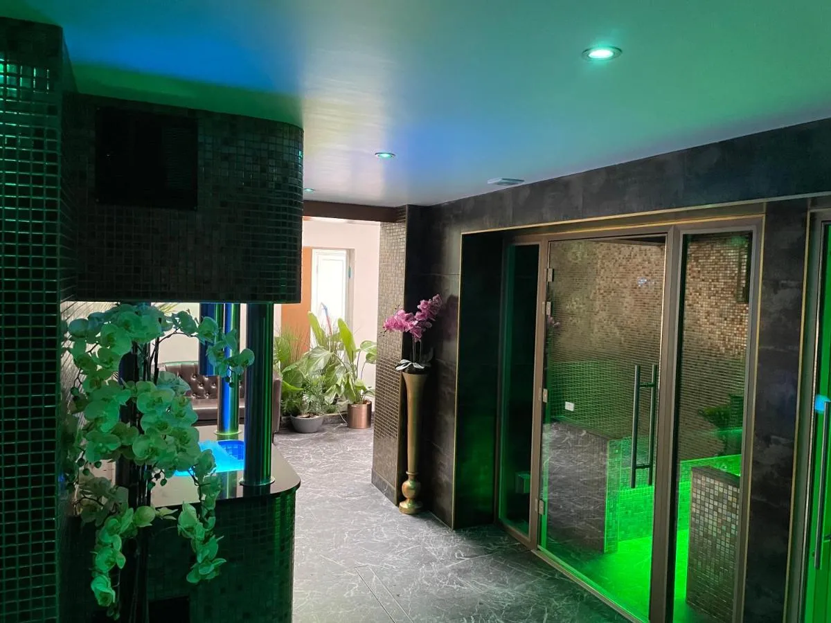 Image 1 of Ashbys Accommodation & Spa hire