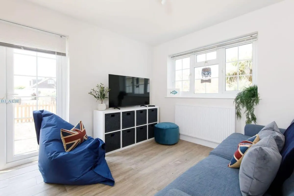 Image 4 of Beach house for 10 with hot tub & garden