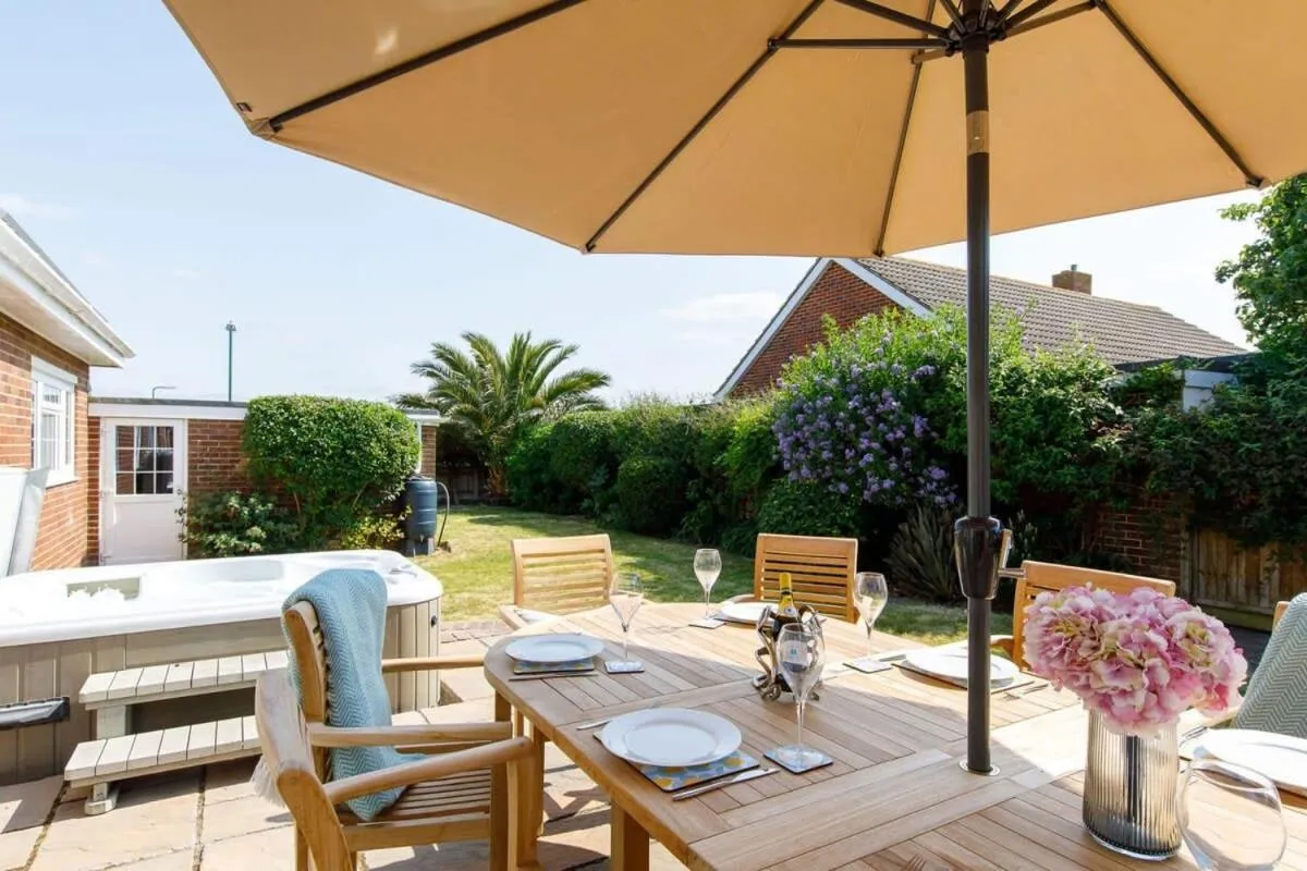 Image 5 of Beach house for 10 with hot tub & garden