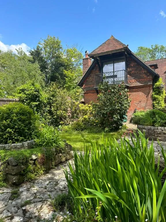 Image of Beautiful 3 bed cottage in Lymington. Perfectly located for Coast and New Forest