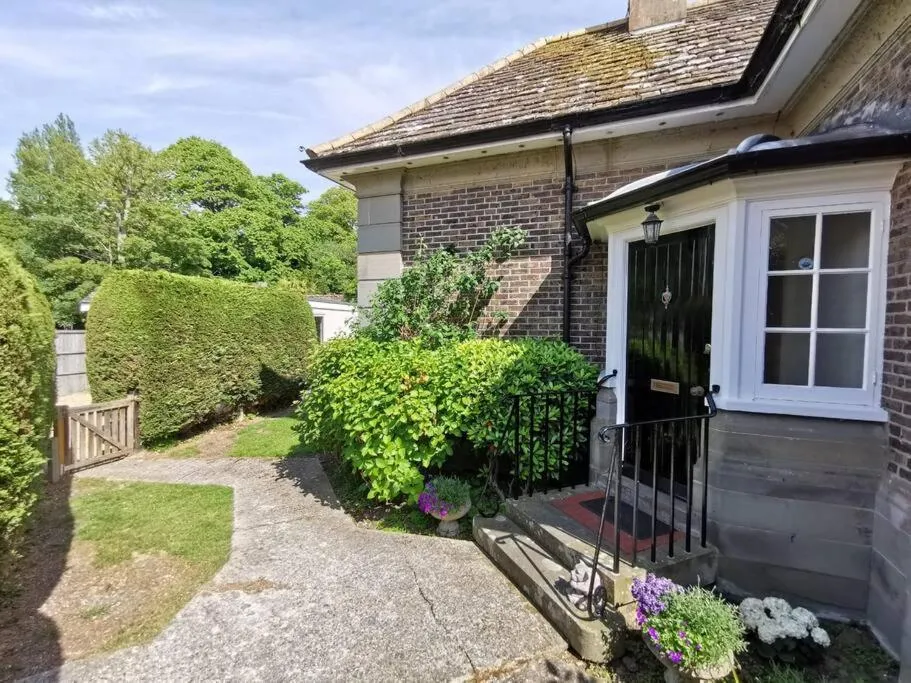 Image of Beautiful gate house a 4 minute walk from beach