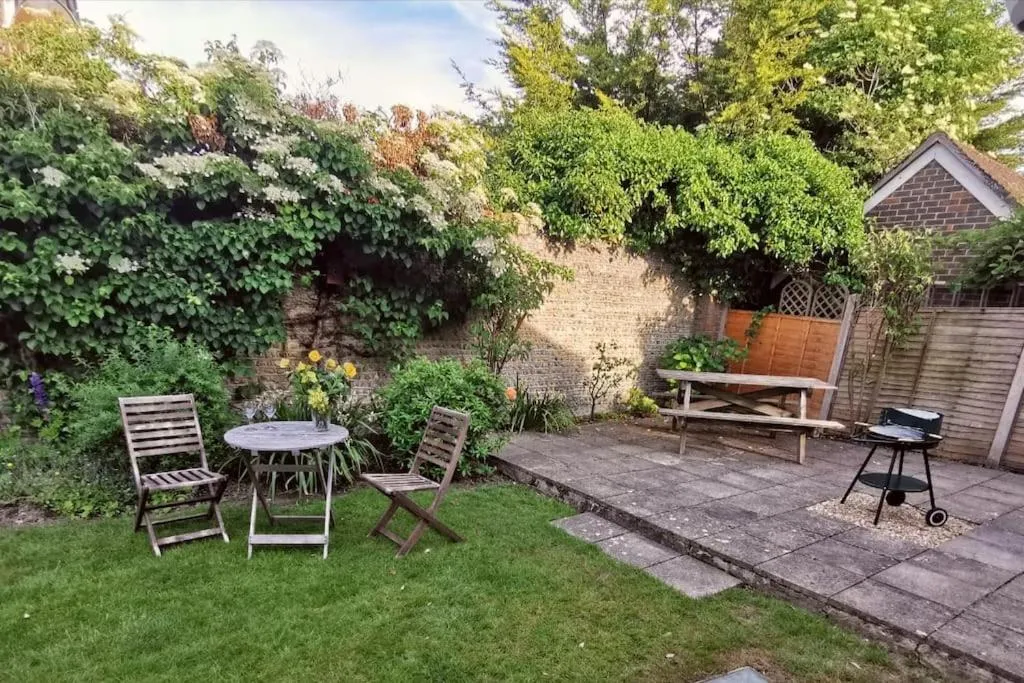 Image 5 of Beautiful gate house a 4 minute walk from beach