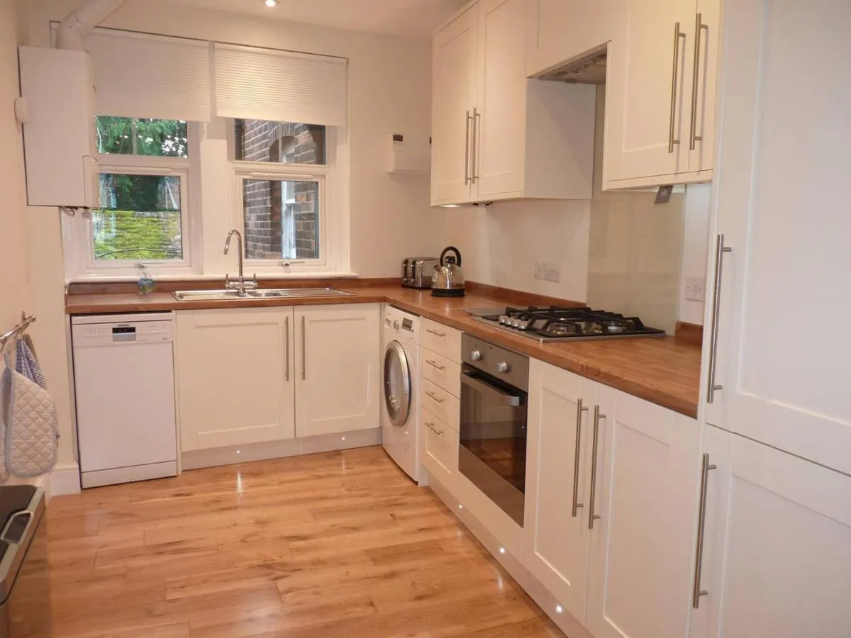 Image 2 of Brockenhurst Apartments