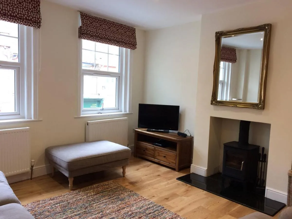 Image 4 of Brockenhurst Apartments