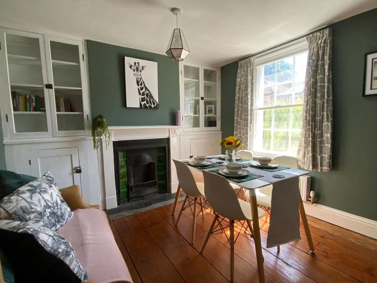 Image 3 of Charming Cottage mins from Chichester City Centre