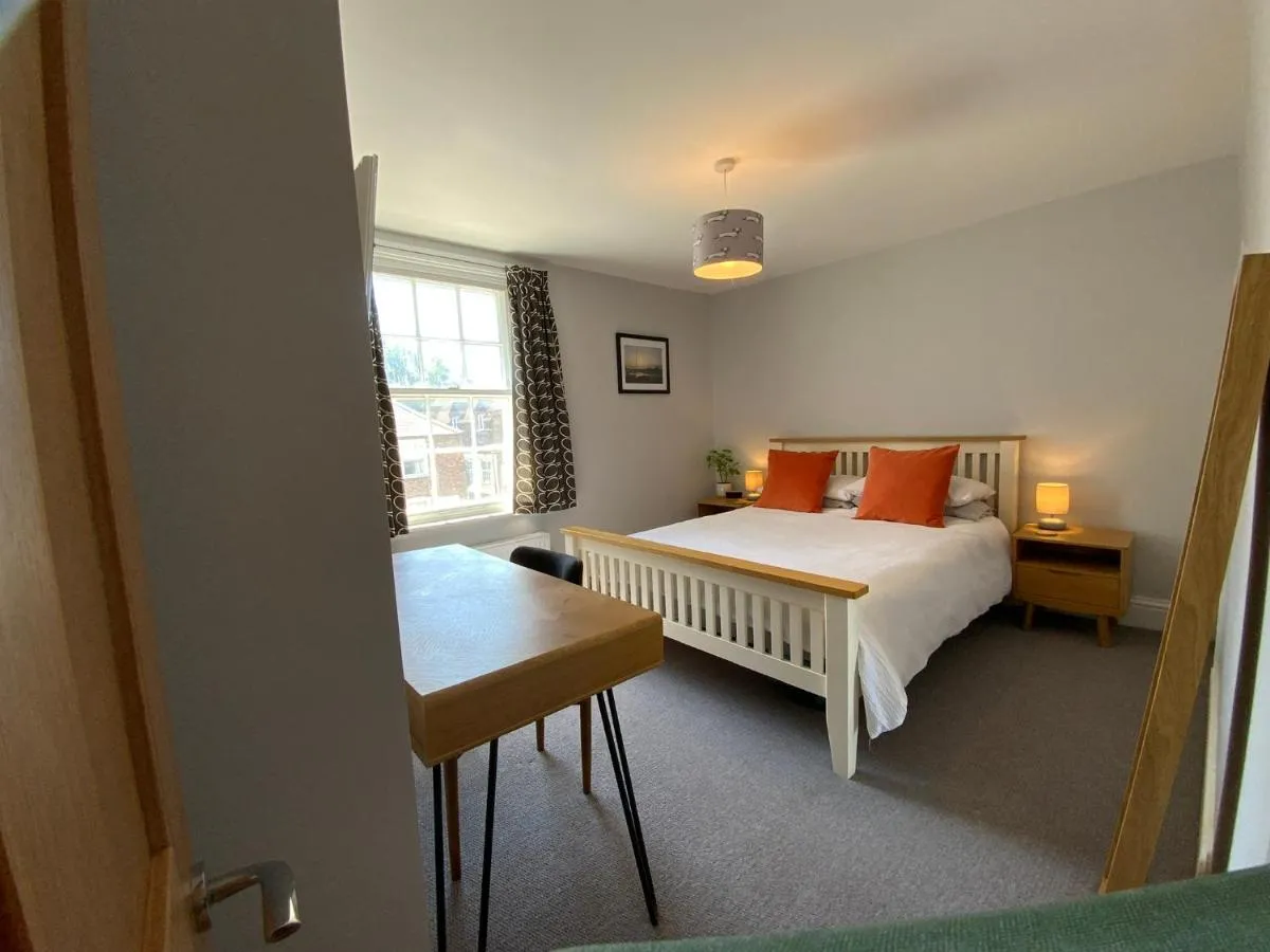 Image 1 of Charming Cottage mins from Chichester City Centre