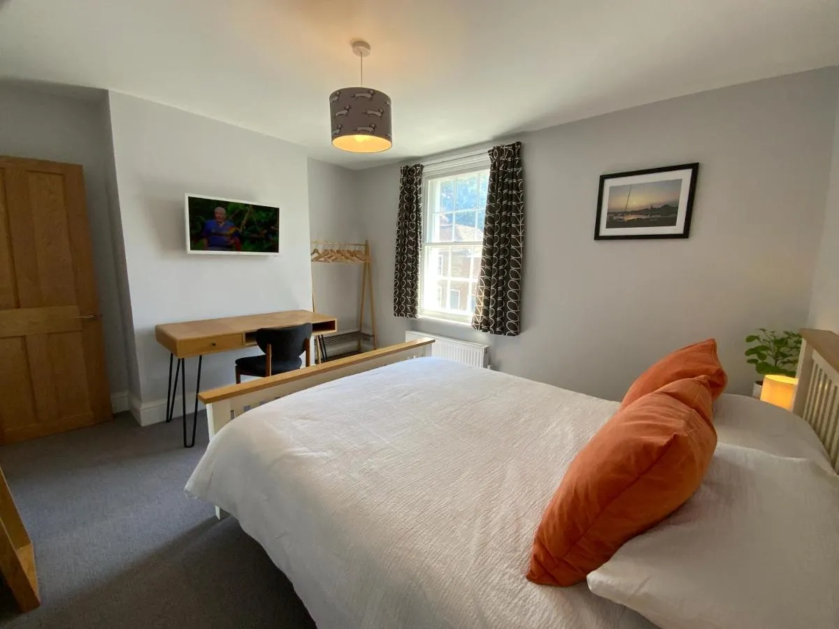 Image 4 of Charming Cottage mins from Chichester City Centre