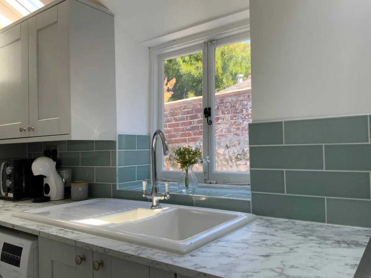 Image 2 of Charming Cottage mins from Chichester City Centre