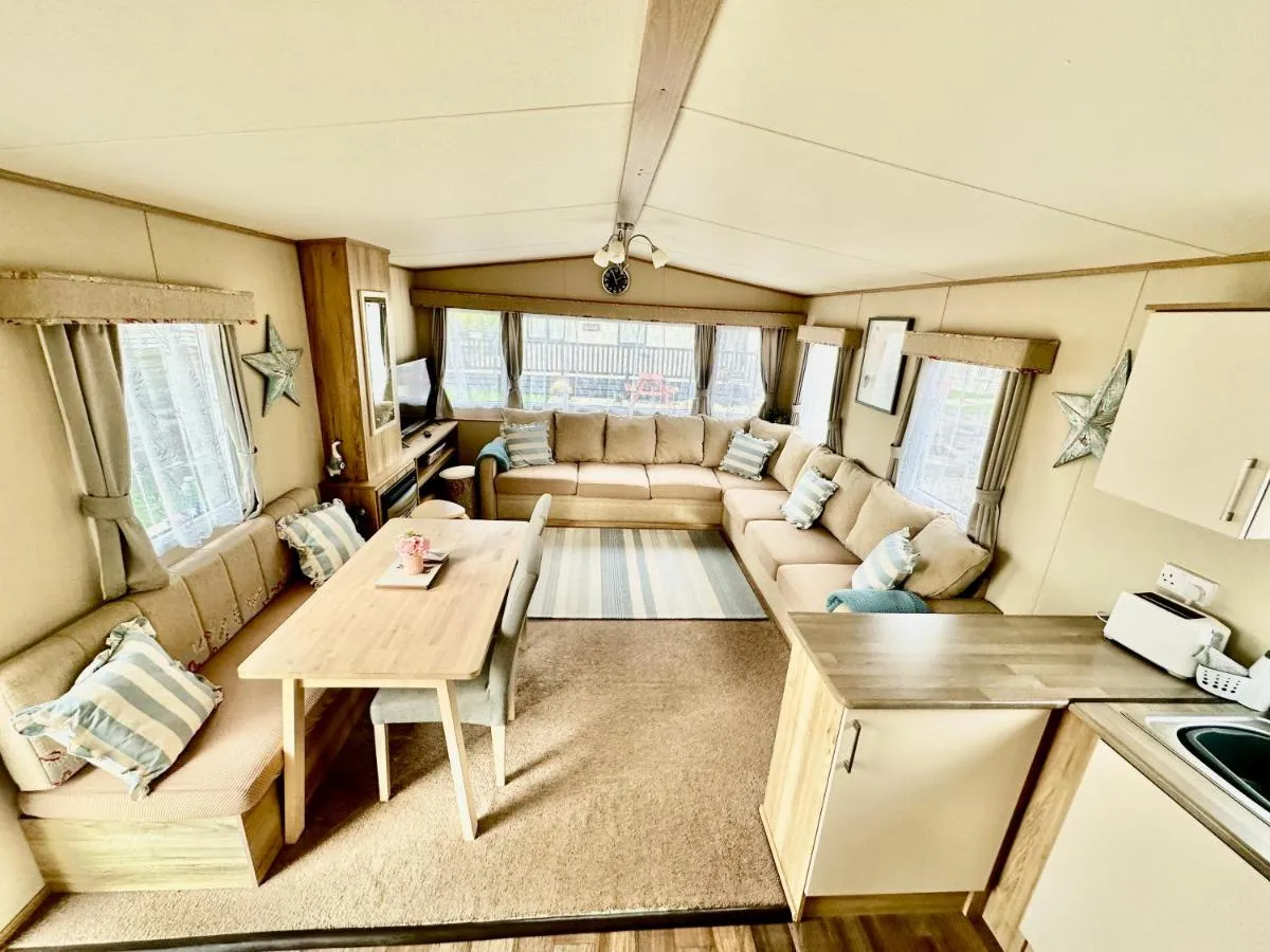 Image 2 of Coastal Getaway – Milford on Sea