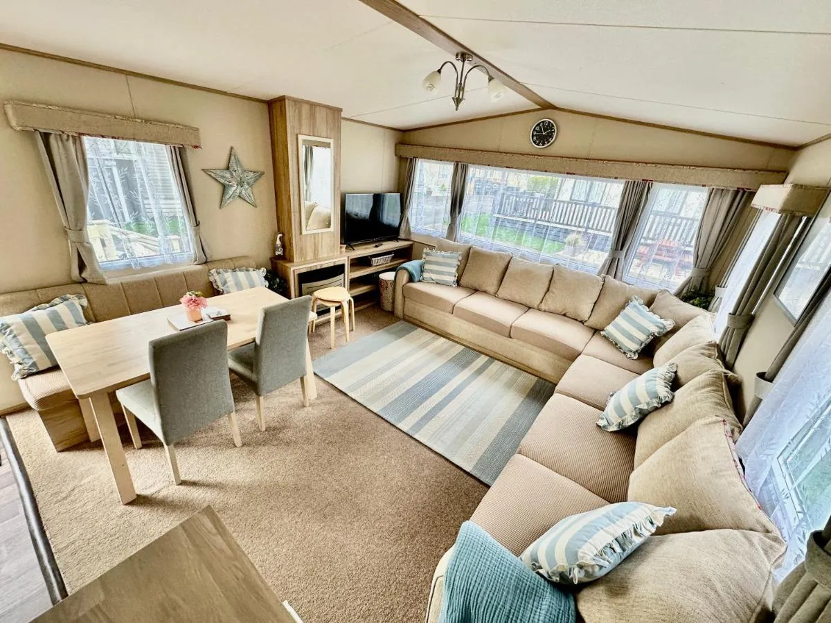 Image 1 of Coastal Getaway – Milford on Sea