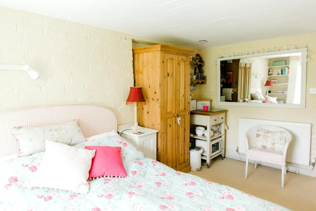 Image 5 of Cosy Cottage ground floor bedroom ensuite with private entrance