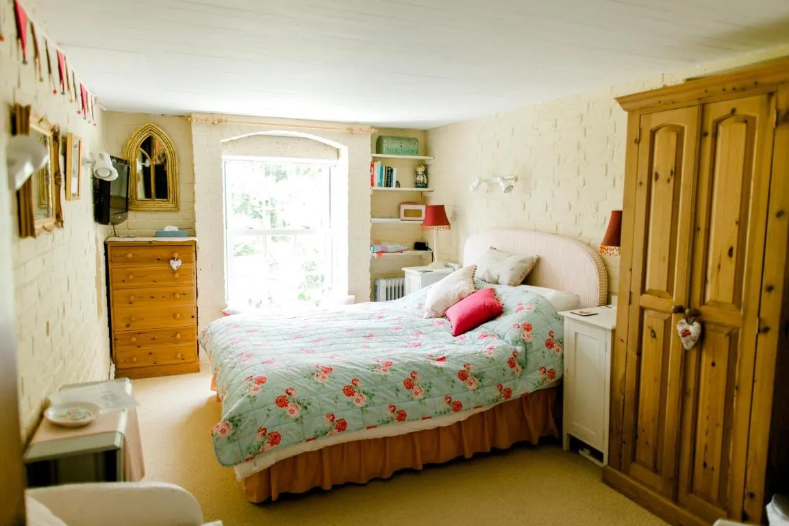 Image of Cosy Cottage ground floor bedroom ensuite with private entrance