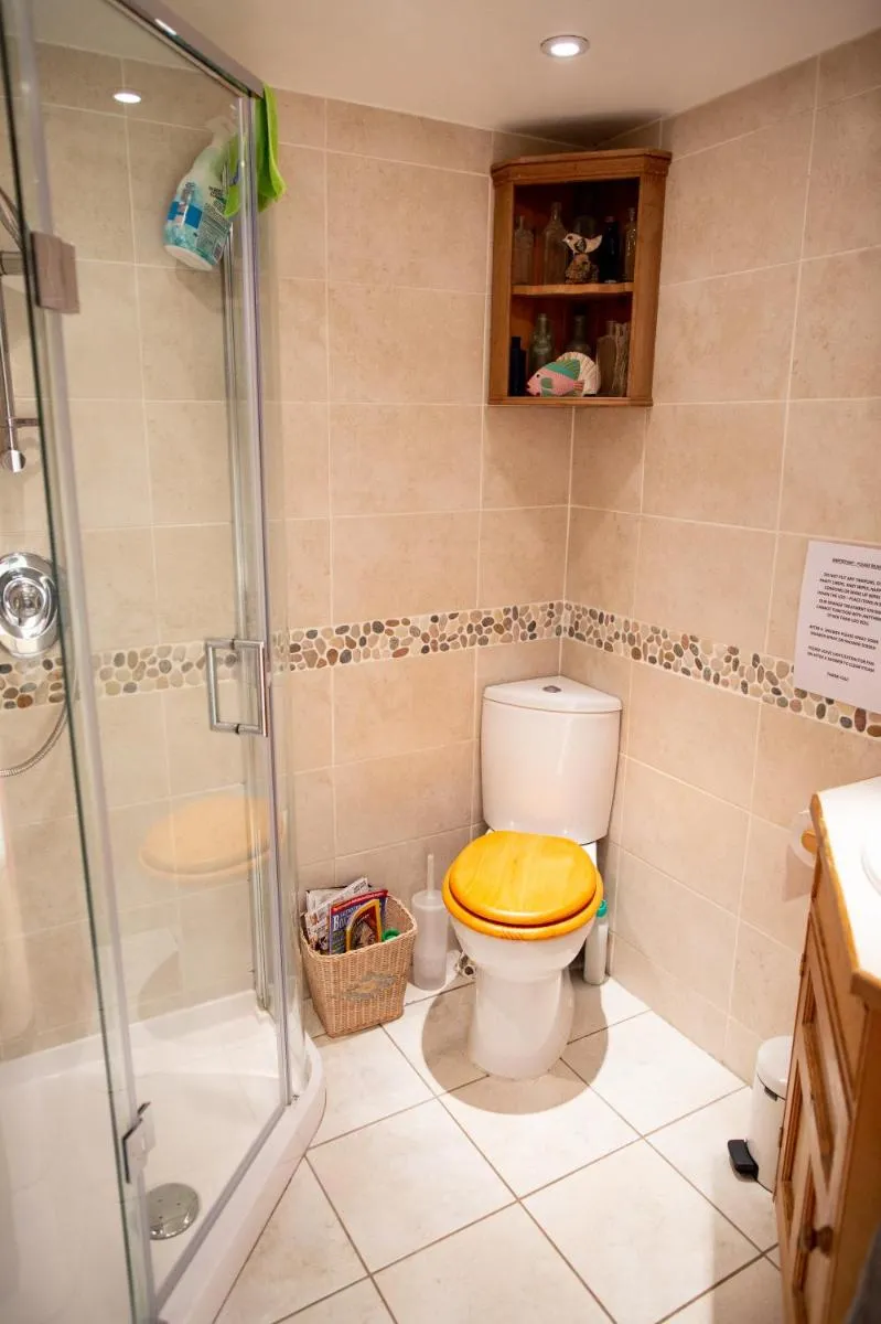 Image 3 of Cosy Cottage ground floor bedroom ensuite with private entrance