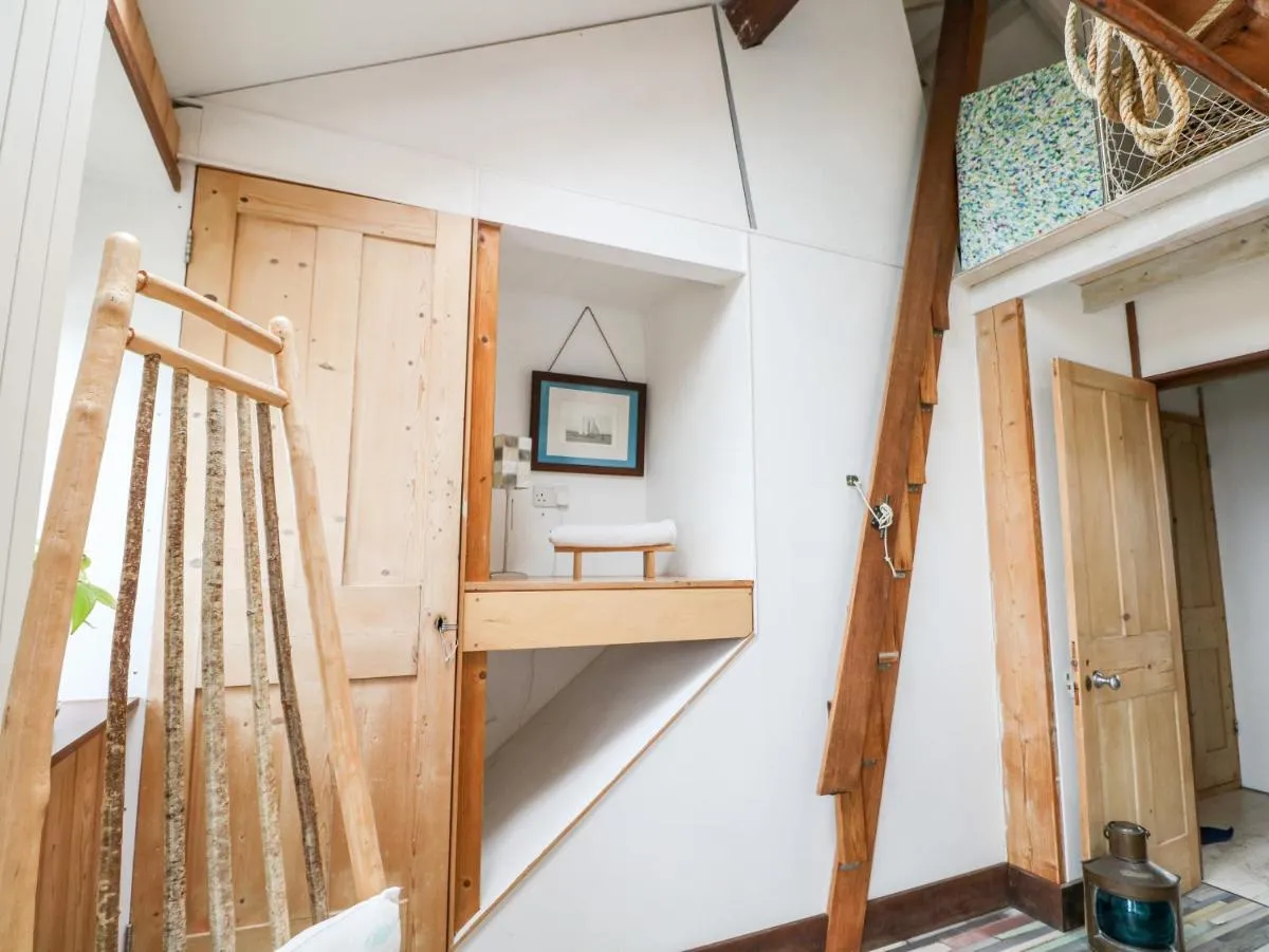 Image 6 of Cowes View Cottage