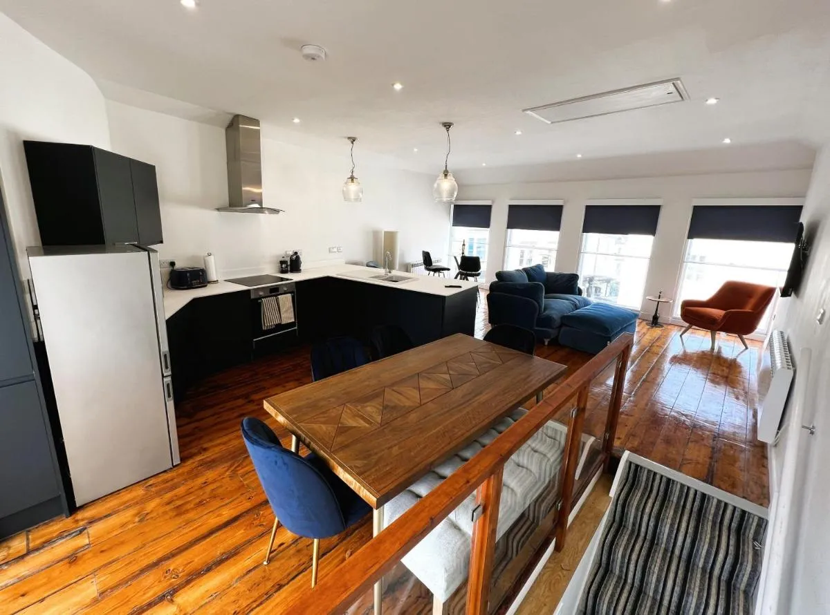 Image 3 of Cross Street Apartment
