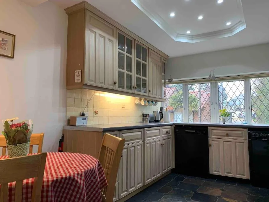 Image 2 of Crow’s Nest, Central New Forest coastal village beach apartment