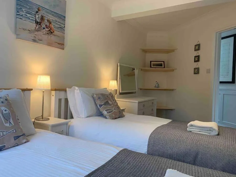 Image 1 of Crow’s Nest, Central New Forest coastal village beach apartment