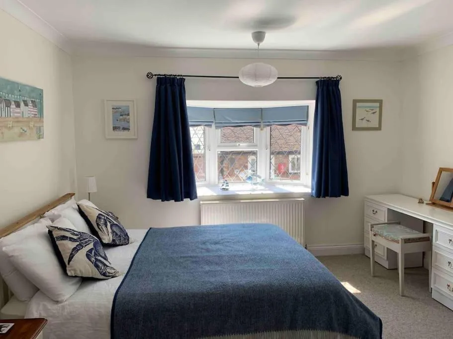 Image 4 of Crow’s Nest, Central New Forest coastal village beach apartment