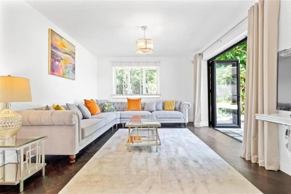 Image 4 of Hampshire gated home in exclusive location