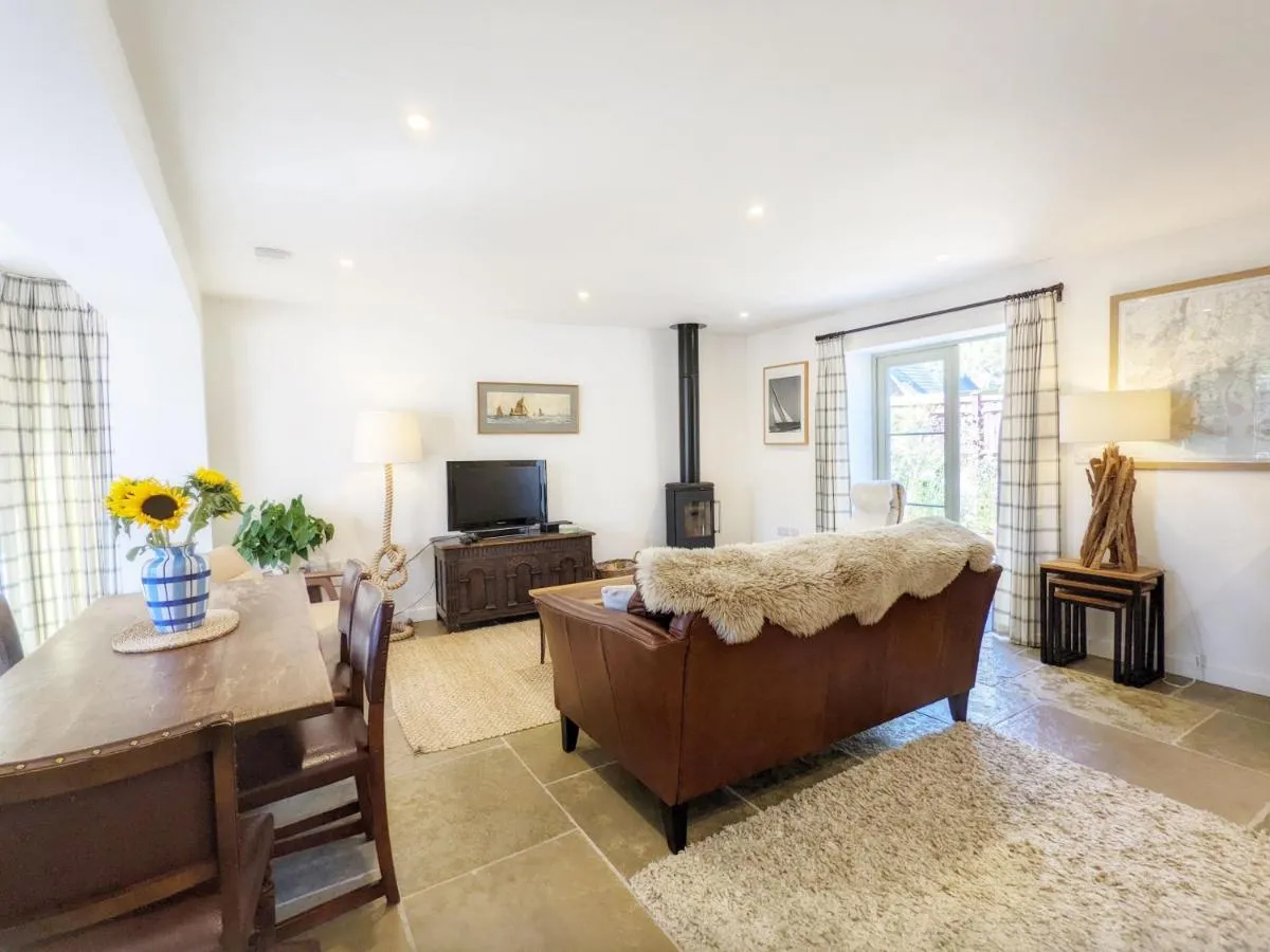 Image 4 of Hearnesbrook Barn , Emsworth
