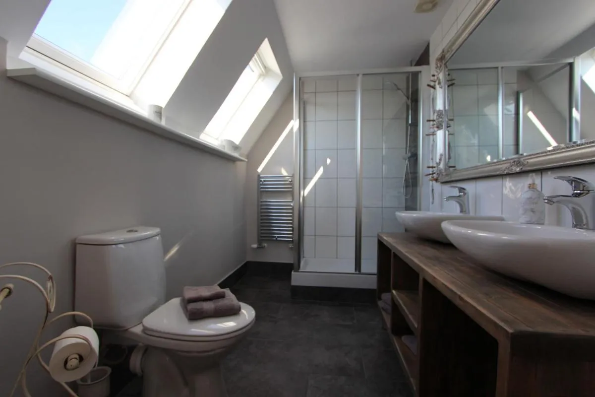 Image 2 of Immaculate 4BD Family Home in Lee on the Solent